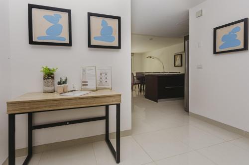 een kamer met een bureau en een magnetron aan de muur bij Casa Mistica 703 N condo in Cedro
