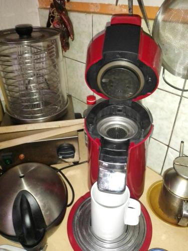 a red blender sitting on a kitchen counter at RUHIG UND SPARTANISCH WOHNEN in Lichtenwalde 1 in Niederwiesa