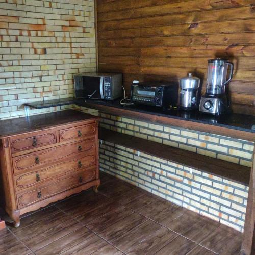 Η κουζίνα ή μικρή κουζίνα στο Alpes dos anjos Canela rs chalé luxo Wi-Fi SPLIT COZINHA perto do centro