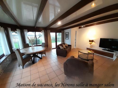 胡伊的住宿－Domaine de l'Ermitage，客厅配有桌子和电视
