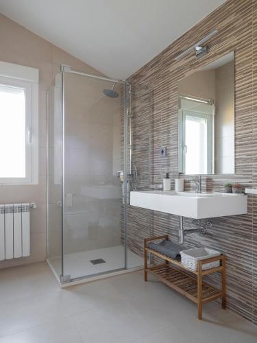 a bathroom with a sink and a shower at La Atalaya in Las Navas del Marqués