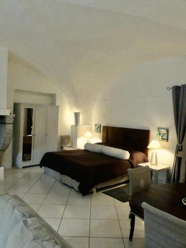une chambre avec un grand lit dans une pièce dans l'établissement Studio i Languedoc., à Nézignan-lʼÉvêque
