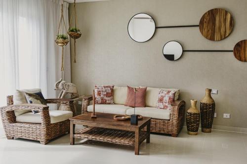 een woonkamer met een bank, stoelen en een tafel bij Ocean View Penthouse Casa Galicia 634N condo in Cedro