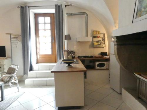 d'une cuisine avec un comptoir, un évier et une fenêtre. dans l'établissement Studio i Languedoc., à Nézignan-lʼÉvêque