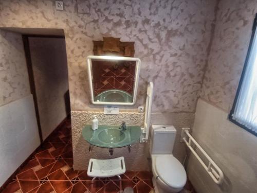 ビジャヌエバ・デ・ロス・インファンテスにあるLas Violetasのバスルーム(洗面台、トイレ付)
