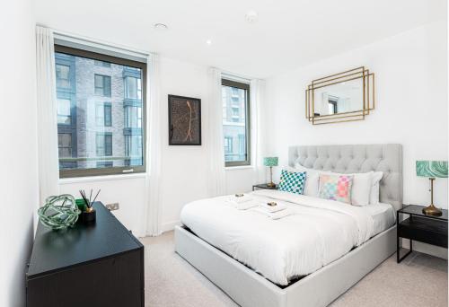 Un dormitorio blanco con una cama grande y una ventana en Modern New 1BR wbalcony, 2min Tottenham Hale Tube, en Londres