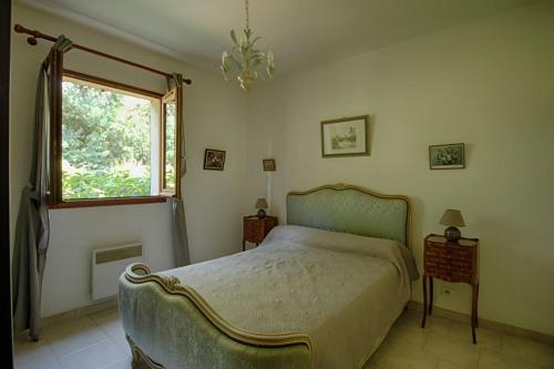 une chambre avec un lit et une fenêtre dans l'établissement VILLA 200 m de la plage La Liscia TIUCCIA, à Casaglione
