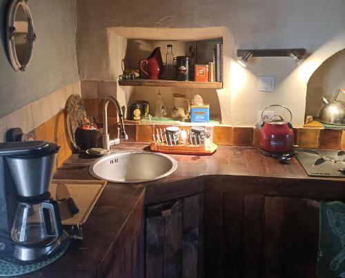 encimera de cocina con fregadero y batidora en Entre Terre et Ciel., en Saignon