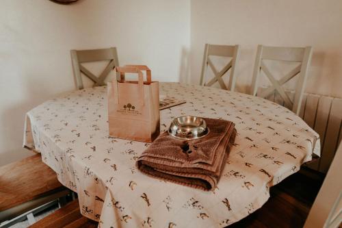 stół z talerzem i torbą w obiekcie Higher Trewithen w mieście Stithians