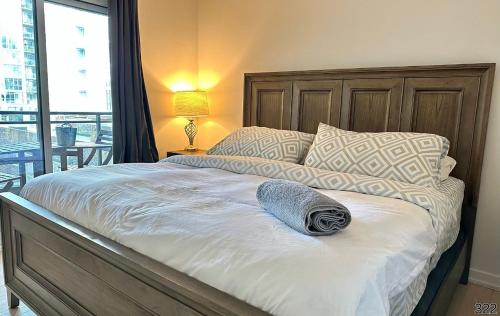 - un lit avec couverture dans une chambre dans l'établissement Cozy 3 Bedrooms Condo, à Toronto