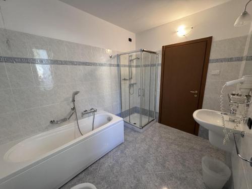 uma casa de banho com uma banheira, um WC e um lavatório. em Residence Letizia em Ossuccio