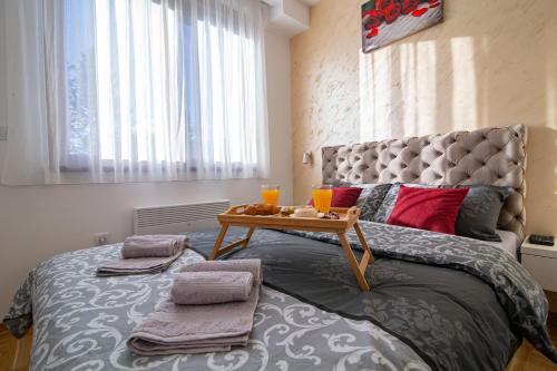 A bed or beds in a room at Apartman Holiday Binis Spa