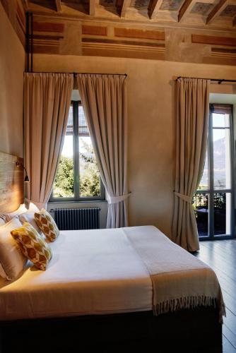 Postel nebo postele na pokoji v ubytování Relais Castello di Morcote
