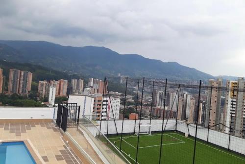 einen Tennisplatz auf dem Dach eines Gebäudes in der Unterkunft Impecable y lujoso apartamento para una estadía unica in Medellín