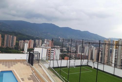 una pista de tenis en la azotea de un edificio en Impecable y lujoso apartamento para una estadía unica, en Medellín