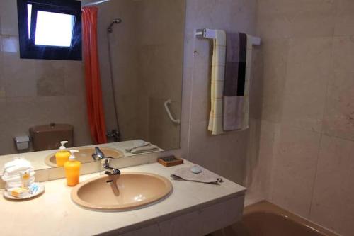La salle de bains est pourvue d'un lavabo et d'un miroir. dans l'établissement Townhouse Estepona, à Estepona