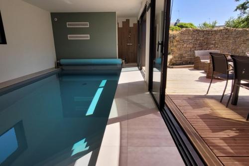 une piscine au milieu d'une maison dans l'établissement La Longère de la Plage, à Trégunc