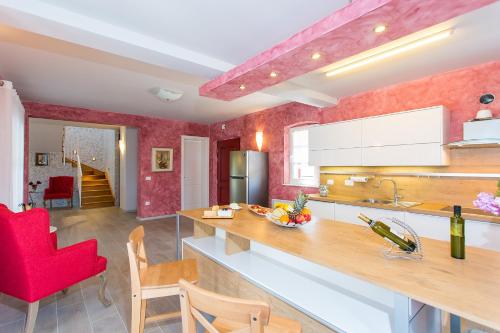 Η κουζίνα ή μικρή κουζίνα στο Beautiful villa Stupenda with whirlpool in Porec