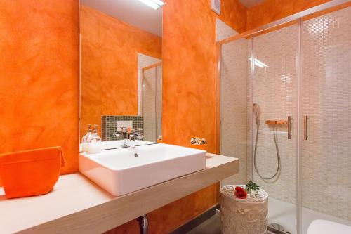 Ένα μπάνιο στο Beautiful villa Stupenda with whirlpool in Porec