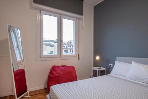 1 dormitorio con cama y ventana en Milano city life en Milán