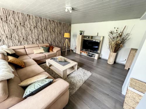 a living room with a couch and a table at Le Doux Refuge de Bouillon in Corbion