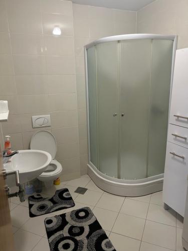 uma casa de banho com um chuveiro, um WC e um lavatório. em Apartment Mija-Meri em Tuzla