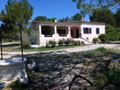 Κήπος έξω από το Chambre d'hôtes La Pinede