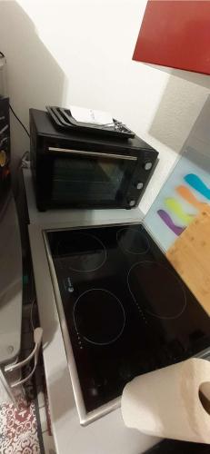 un grille-pain au-dessus d'un comptoir dans l'établissement ALHAMBRA Joli studio piscine proche plage Richelieu Cap d'Agde, au Cap d'Agde