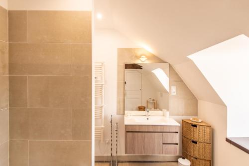 a bathroom with a sink and a mirror at Les Louteaux - Splendide Château du XVIII -Piscine- Parc de Lamas in Chézy