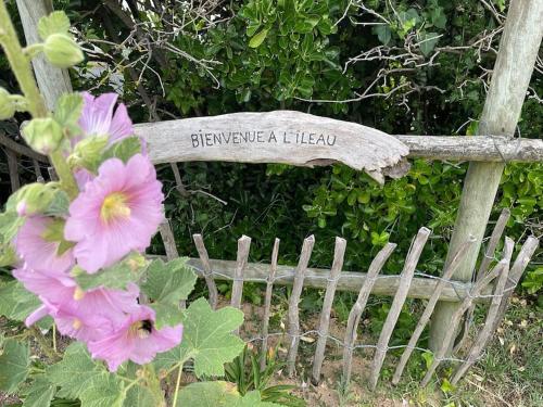 a bench with a sign that says believe in afield at Maison de vacances : Bord de mer in Saint-Pierre-dʼOléron