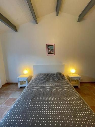 - une chambre avec un grand lit et 2 tables de nuit dans l'établissement Maison de vacances : Bord de mer, à Saint-Pierre-dʼOléron