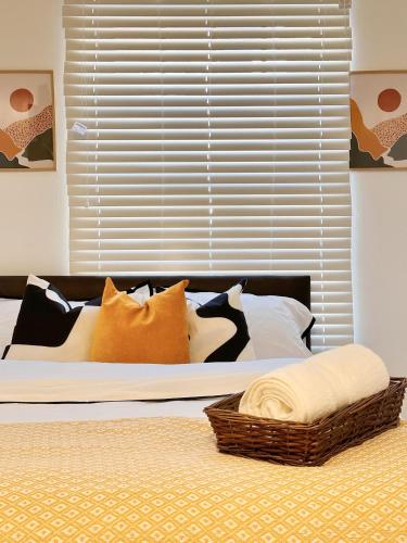 מיטה או מיטות בחדר ב-Vibrant comfort (Suitable for Contractors,ShortStays and LongStays)