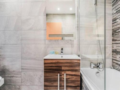 uma casa de banho com um lavatório, um WC e uma banheira em Pass the Keys Ealing Queen of the Suburbs 2BD Apartment em Londres