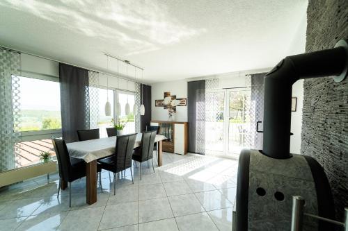 a kitchen and dining room with a table and chairs at Einzigartiger Panoramablick zur Schwäbische Alb in Altenriet