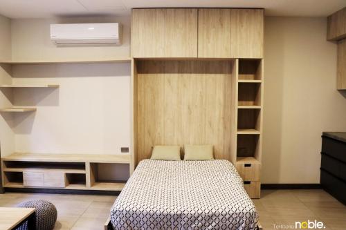 um quarto com uma cama num quarto com prateleiras em Reluciente departamento em Chihuahua