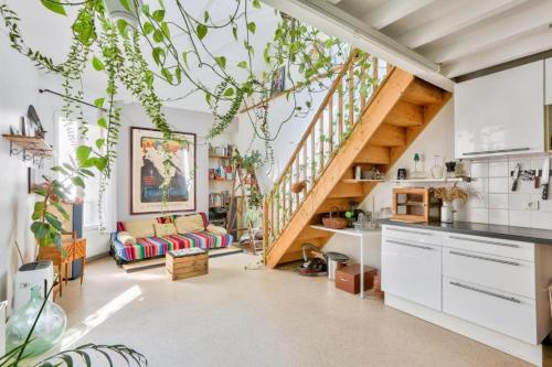 Il comprend une cuisine et un salon avec un escalier. dans l'établissement calme et verdure à Paris, à Paris