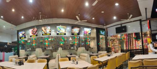 Restaurace v ubytování Kiara Shirdi Park Inn