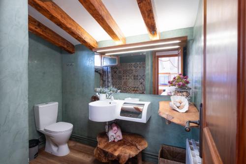 bagno con servizi igienici, lavandino e specchio di Villa Carrasca l Sea View l Pool l BBQ l ChillOut by Turyhost ad Arenys de Munt