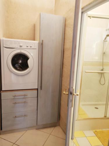 - une buanderie avec un lave-linge et un sèche-linge dans l'établissement Studio i Languedoc., à Nézignan-lʼÉvêque