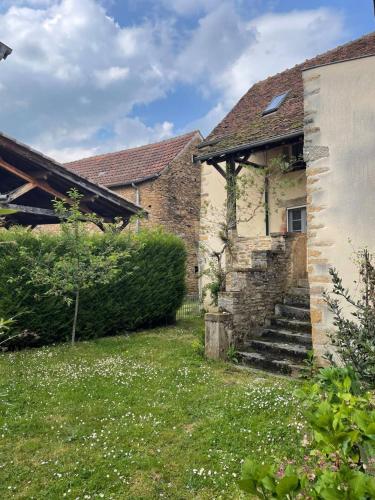 une vieille maison en briques avec des escaliers et une cour dans l'établissement Dependance De Charme Avec Jacuzzi Saint Andr Le, à Saint-André-le-Désert