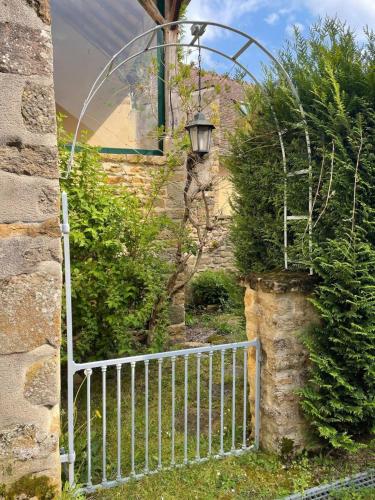 une clôture blanche devant un bâtiment avec une lampe dans l'établissement Dependance De Charme Avec Jacuzzi Saint Andr Le, à Saint-André-le-Désert