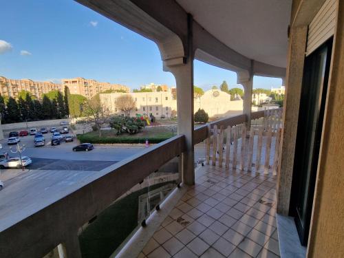 un balcón con vistas a un aparcamiento en SAMI Rooms - Teatro a 400 mt - Ortigia a 1500 mt - Prenotazioni solo con B00KING - Reservation only with B00KING - en Siracusa