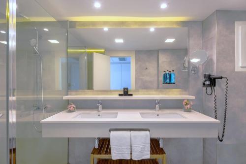 uma casa de banho com um lavatório e um chuveiro em Calipolis em Sitges