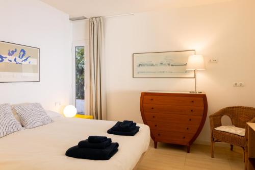 een slaapkamer met een bed met twee handdoeken erop bij Sitges Suites in Sitges