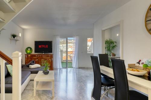 una sala de estar con un sofá y una mesa en Two-Floor Penthouse w/ Spa Tub & Outdoor Terrace, en Arona