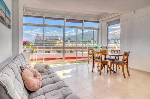 Un lugar para sentarse en Spacious Penthouse with King-size bed, Huge terrace, Ocean & Teide view