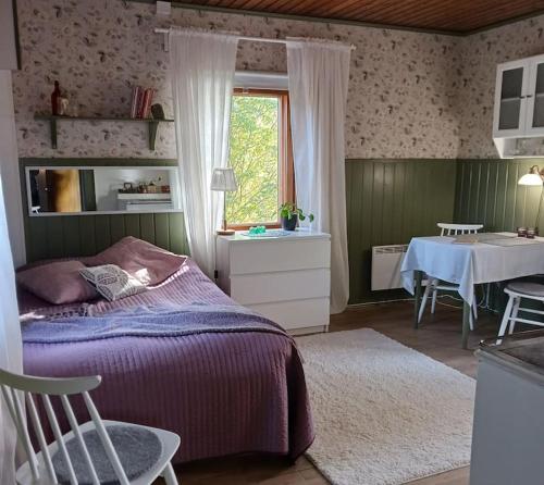 Romantic Old Country Cottage with sauna for Couples tesisinde bir odada yatak veya yataklar