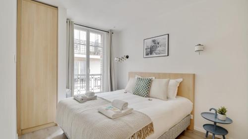A bed or beds in a room at 156 Suite Marlene - Superb apartment in Paris.