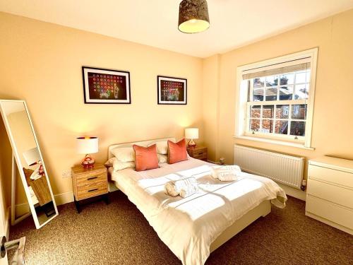 a bedroom with a bed and a window at Cosy town centre apartment in Bedford