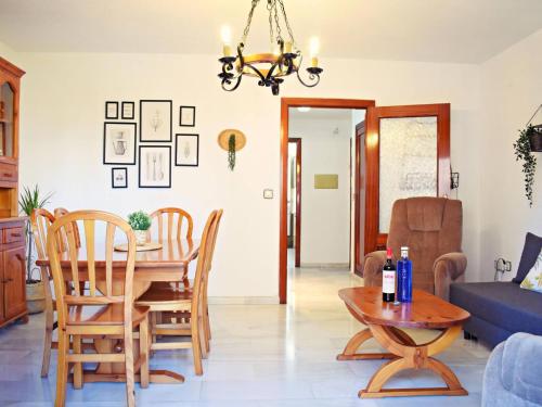 Amplio y luminoso apartamento cerca del centro y la playa con piscina y parking privado